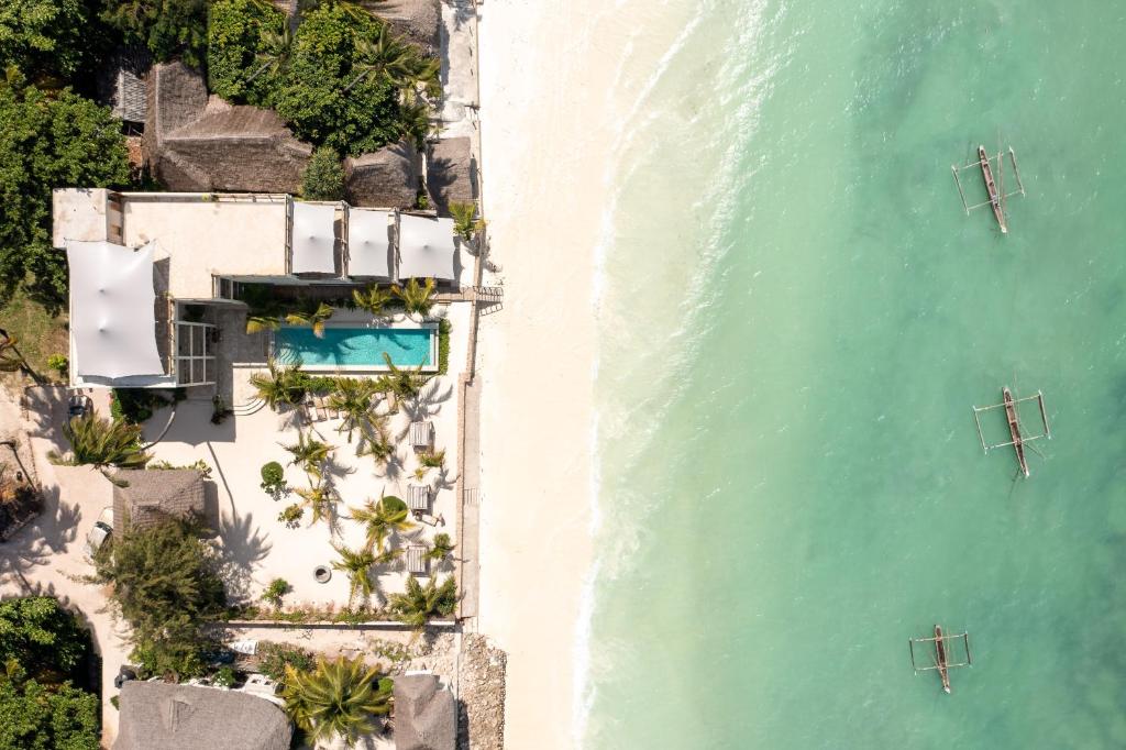 eine Luftansicht auf den Strand und das Meer in der Unterkunft Passion Boutique Hotel Zanzibar - Adults Only in Jambiani