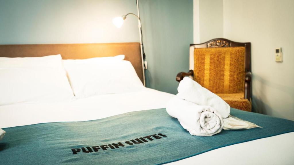 Una habitación de hotel con una cama con toallas. en Puffin Suites, en Estambul
