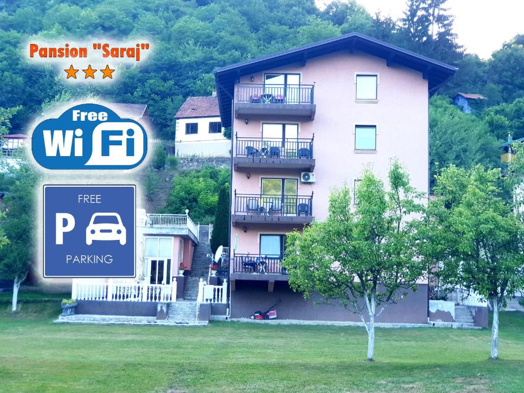 クレン・ヴァクフにあるSaraj Guest Houseのアパートメントの建物の正面に無料駐車場の看板があります。