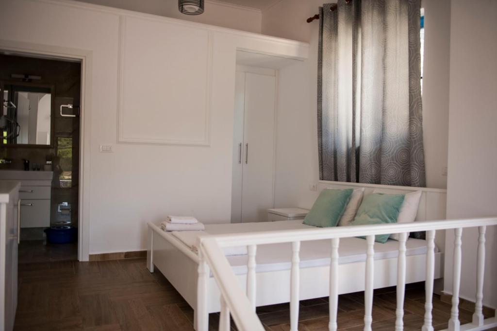Postel nebo postele na pokoji v ubytování Heaven Beach Sarandë