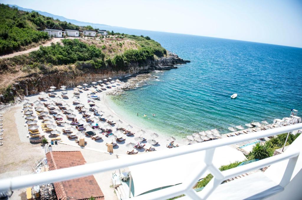 Blick auf einen Strand mit Sonnenschirmen und das Meer in der Unterkunft Heaven Beach Sarandë in Sarandë