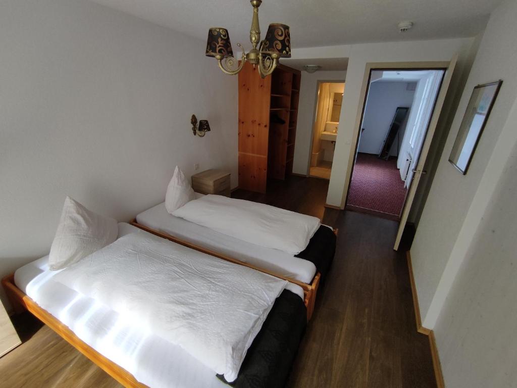 Postel nebo postele na pokoji v ubytování Hotel Restaurant Jungfrau
