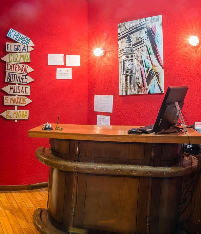 a desk with a laptop on top of it at Hostal Londres in León