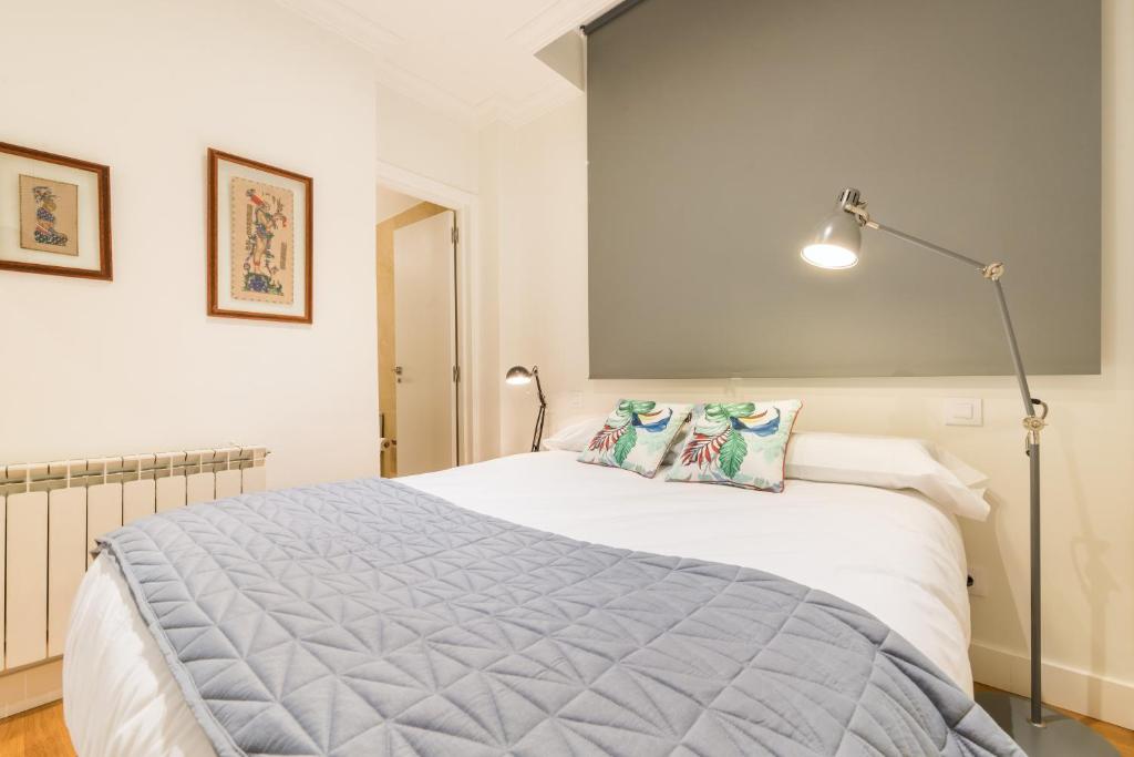 Postel nebo postele na pokoji v ubytování For You Rentals FREE WiFi Apartment TEMPORAL Malasaña Madrid Center MAL27