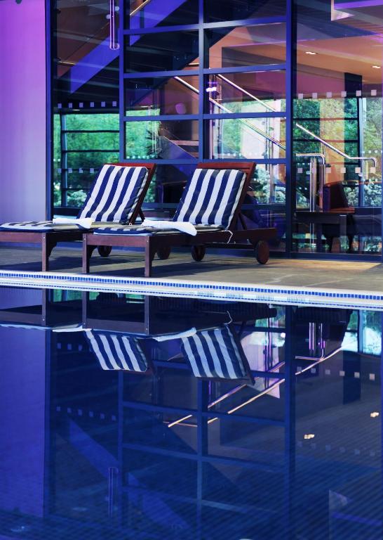 Bazén v ubytování Village Hotel Solihull nebo v jeho okolí