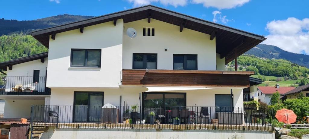 une maison blanche avec un toit noir dans l'établissement Ferienwohnung Willi, à Schruns