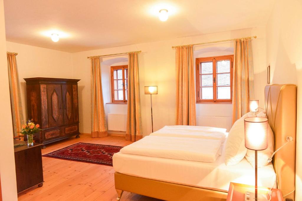 Posteľ alebo postele v izbe v ubytovaní Schlosshotel Mailberg