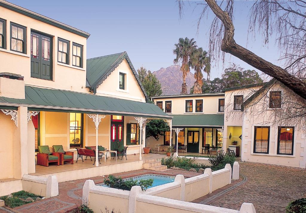 une maison avec une piscine dans la cour dans l'établissement Evergreen Lodge, à Stellenbosch