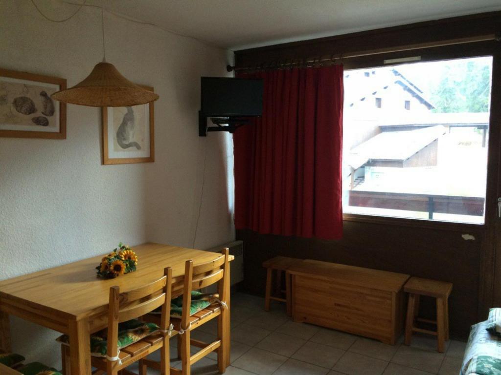 a dining room with a wooden table and a window at Studio Montgenèvre, 1 pièce, 4 personnes - FR-1-445-116 in Montgenèvre