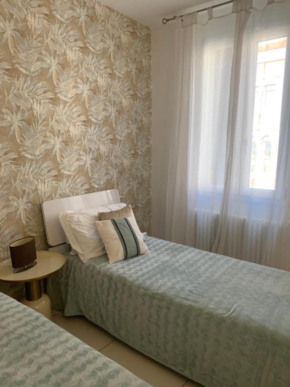 sypialnia z 2 łóżkami, oknem i stołem w obiekcie Cà Vian w Wenecji
