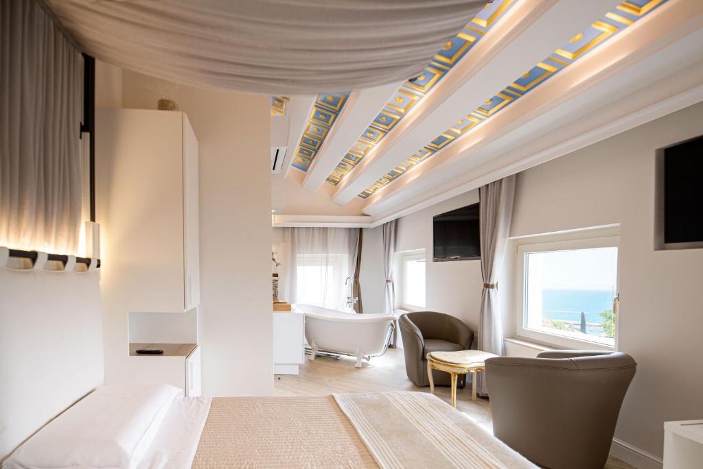 een woonkamer met een plafond met dakramen bij Opera Arte Conero Riviera in Numana