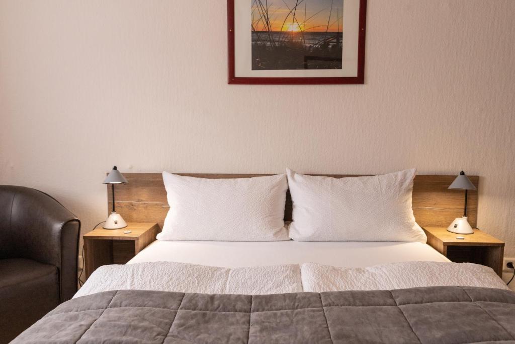 Postel nebo postele na pokoji v ubytování Hotel zur Post Ochsendorf