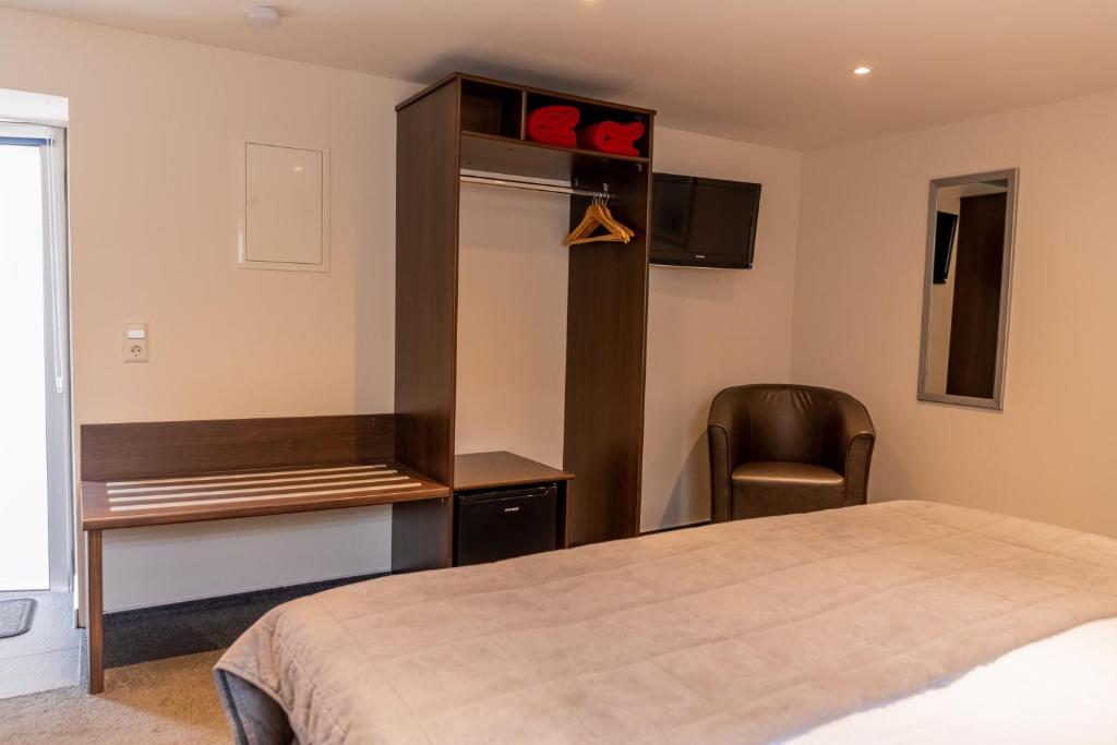 Postel nebo postele na pokoji v ubytování Hotel zur Post Ochsendorf