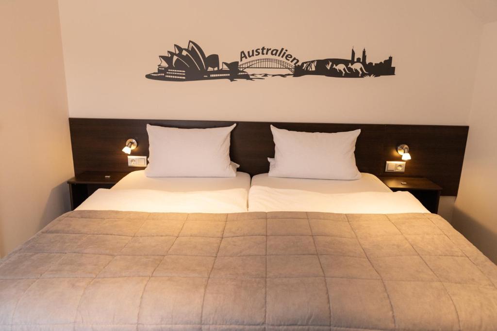 Postel nebo postele na pokoji v ubytování Hotel zur Post Ochsendorf