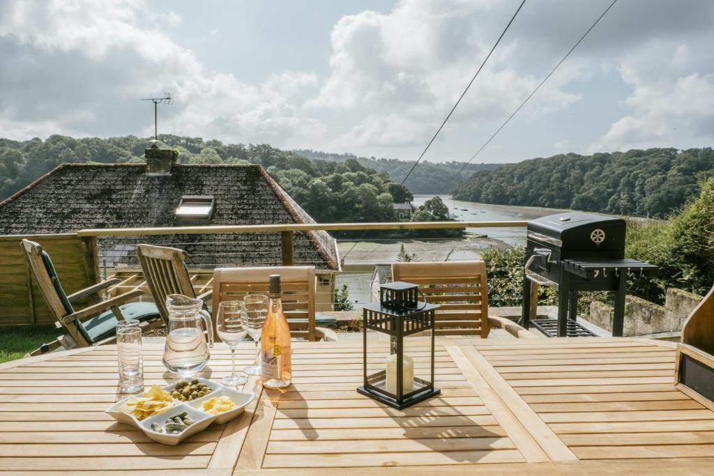 A restaurant or other place to eat at Finest Retreats - Tideway