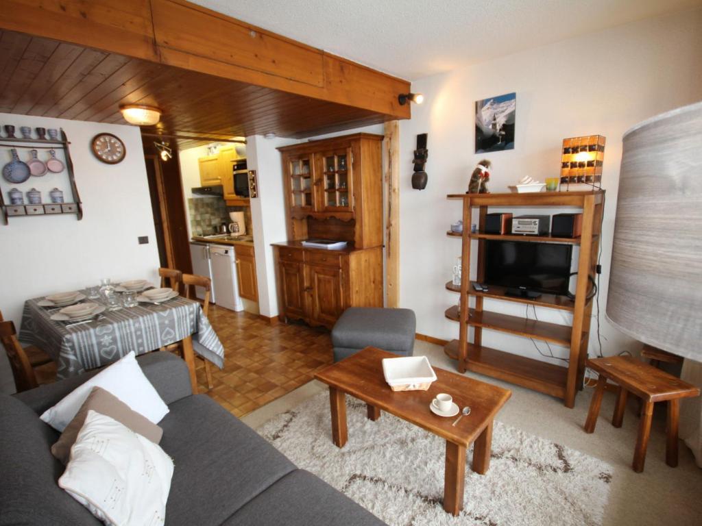 uma sala de estar com um sofá e uma mesa em Appartement Les Saisies, 2 pièces, 4 personnes - FR-1-293-121 em Les Saisies