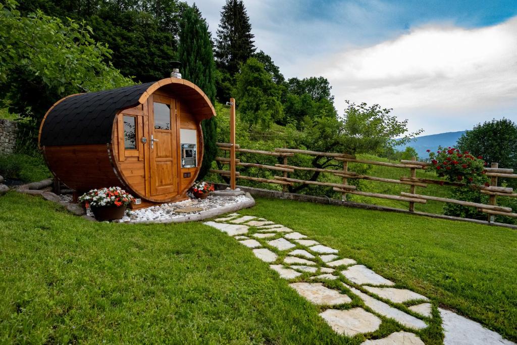 okrągła kabina na podwórzu obok płotu w obiekcie Casa Corte dei Rode w mieście Chies dʼAlpago
