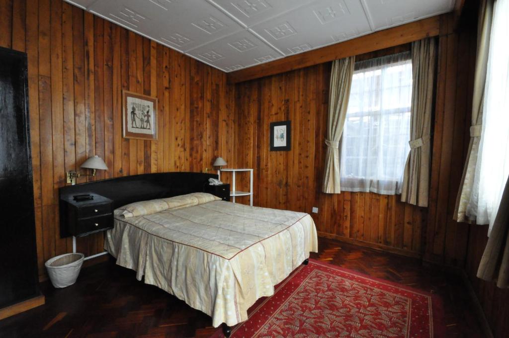 Postel nebo postele na pokoji v ubytování The Oakwood Hotel