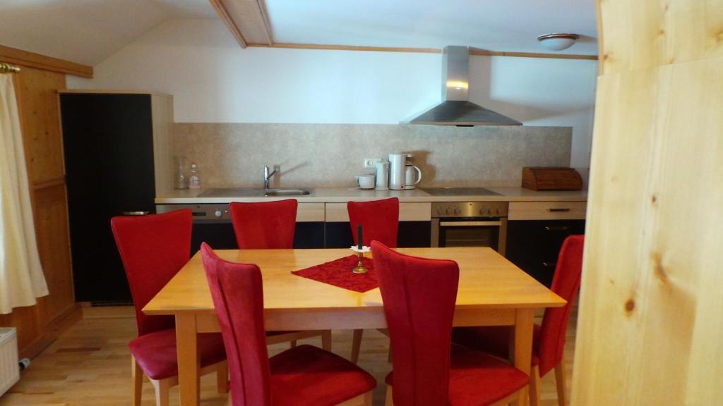 Kuchyň nebo kuchyňský kout v ubytování Ferienwohnungen-Gästehaus Altginzling