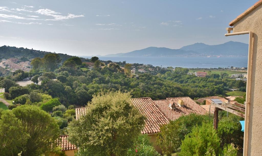 - une vue sur une ville avec des maisons et des arbres dans l'établissement Appartement T2 Porticcio Vue sur Mer, à Porticcio