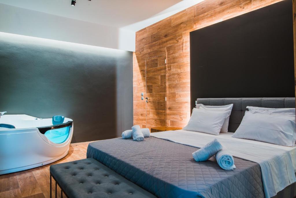 1 dormitorio con 1 cama con bañera y 1 barco en NOHO Boutique , premium living Lazeon 7, en Atenas