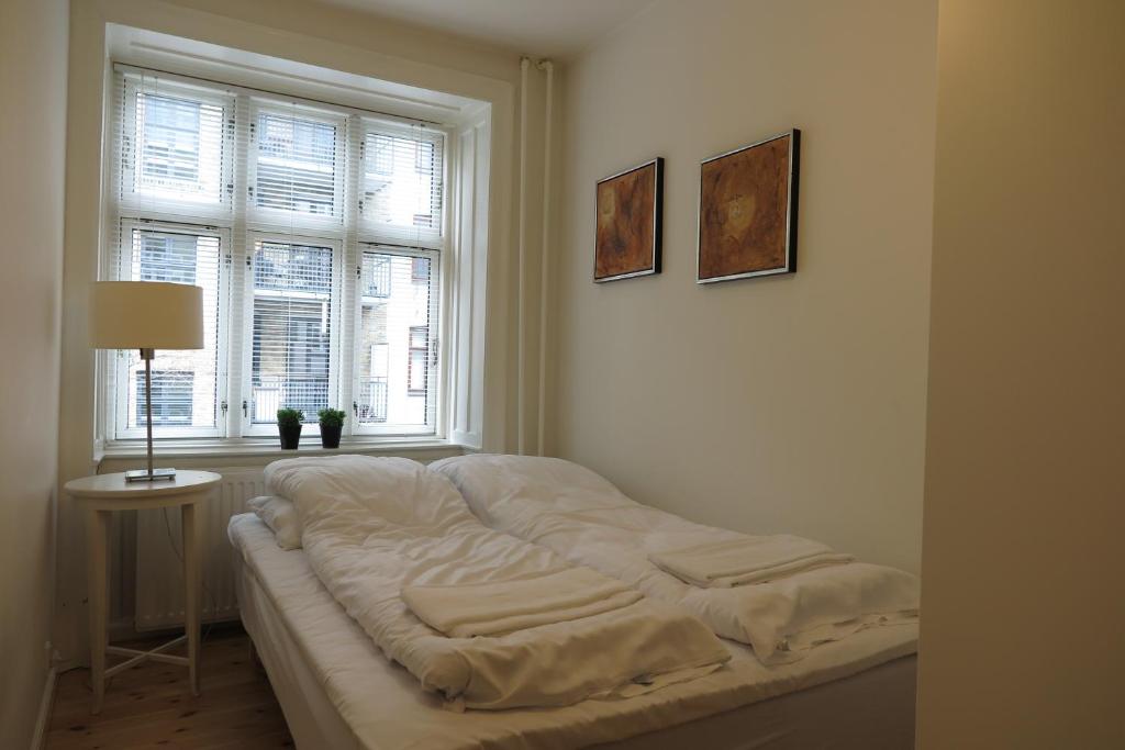 Postel nebo postele na pokoji v ubytování Viborggade