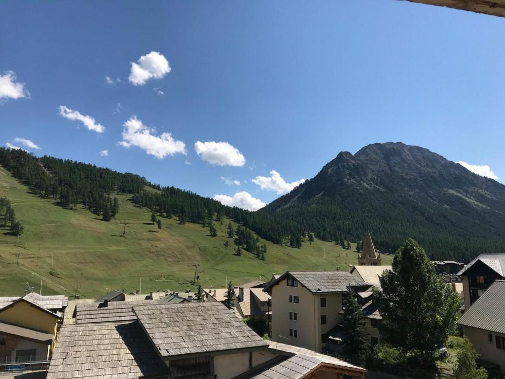 - une vue sur un village avec une montagne en arrière-plan dans l'établissement Studio Montgenèvre, 1 pièce, 4 personnes - FR-1-445-79, à Montgenèvre