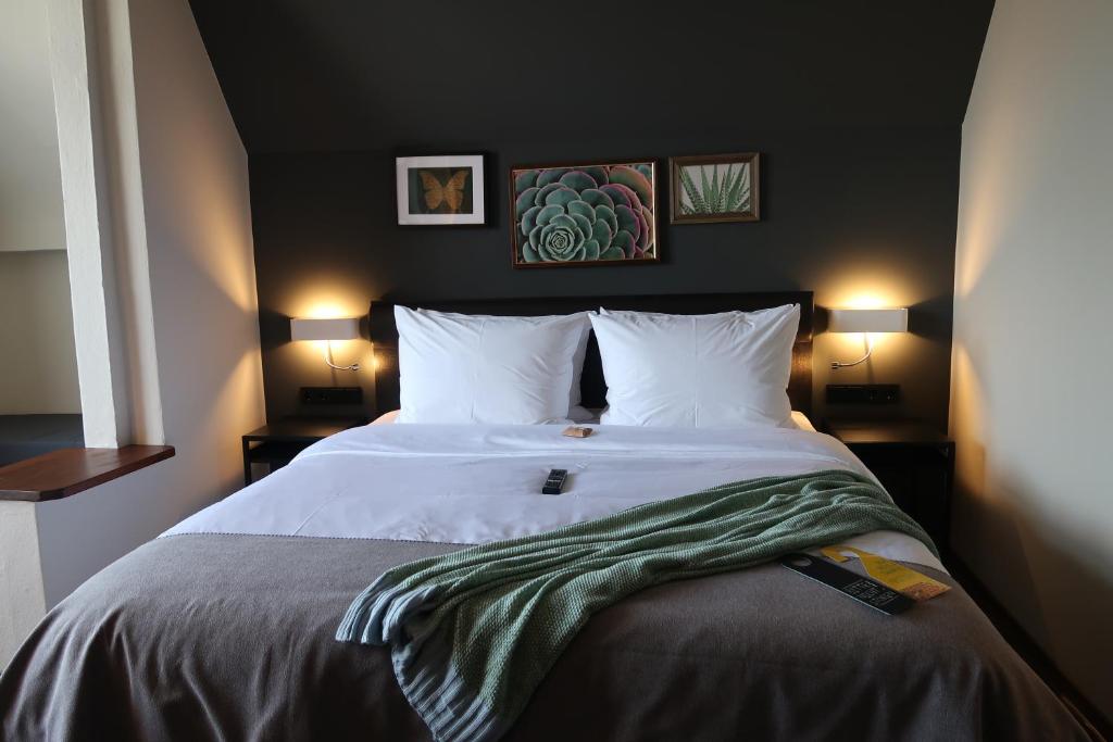 Säng eller sängar i ett rum på Lodge Boutique Hotel Kühlungsborn