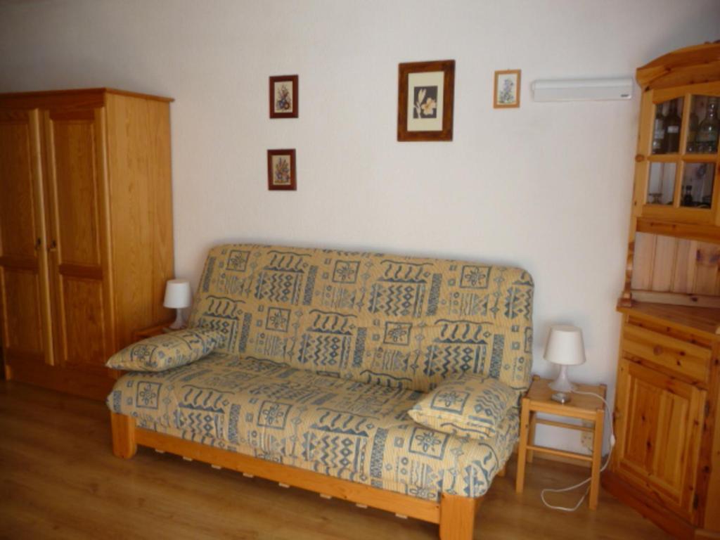 salon z kanapą w pokoju w obiekcie Studio Montgenèvre, 1 pièce, 4 personnes - FR-1-445-71 w mieście Montgenèvre