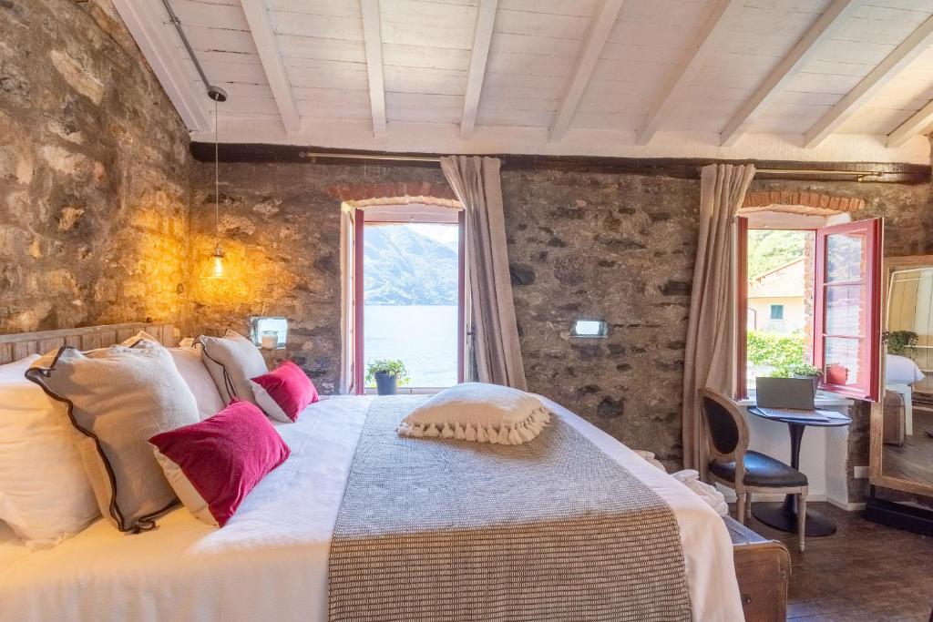Posteľ alebo postele v izbe v ubytovaní La Civera - Nesso Lake Como by Rent All Como