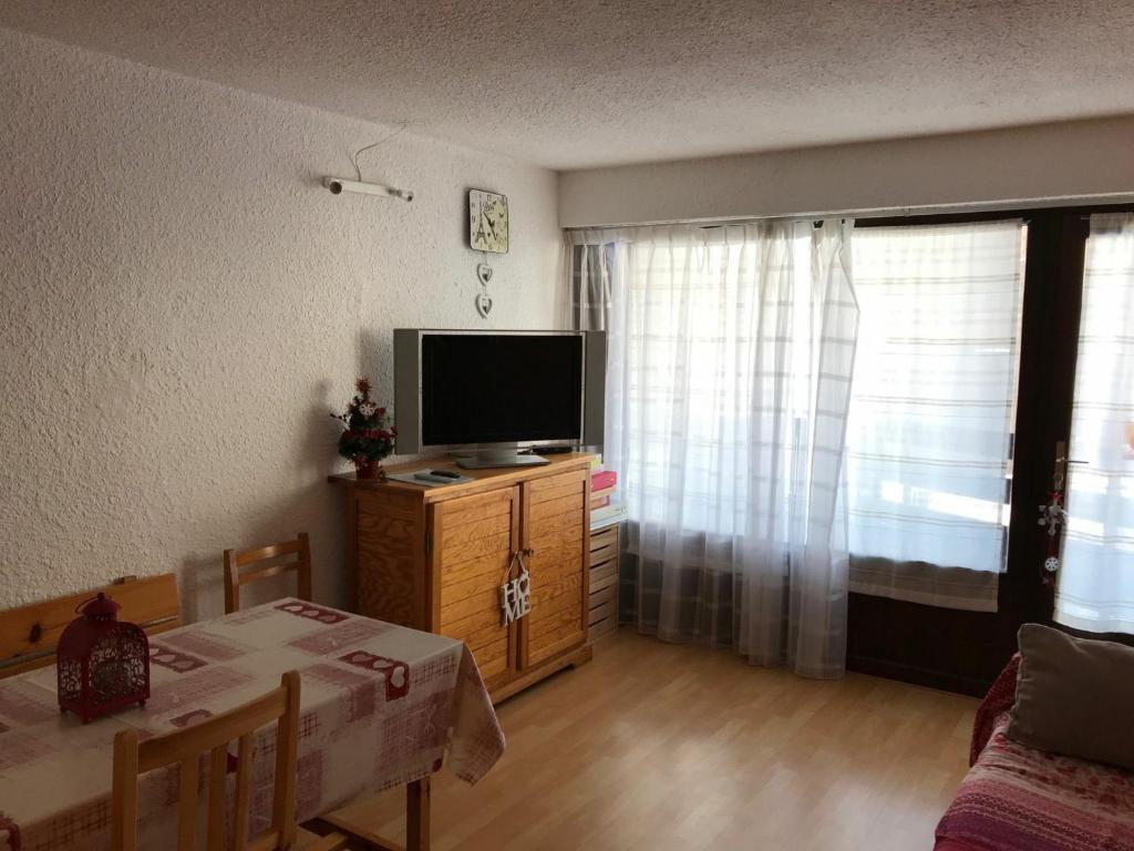 ein Wohnzimmer mit einem TV auf einem Holzschrank in der Unterkunft Studio Montgenèvre, 1 pièce, 5 personnes - FR-1-445-32 in Montgenèvre