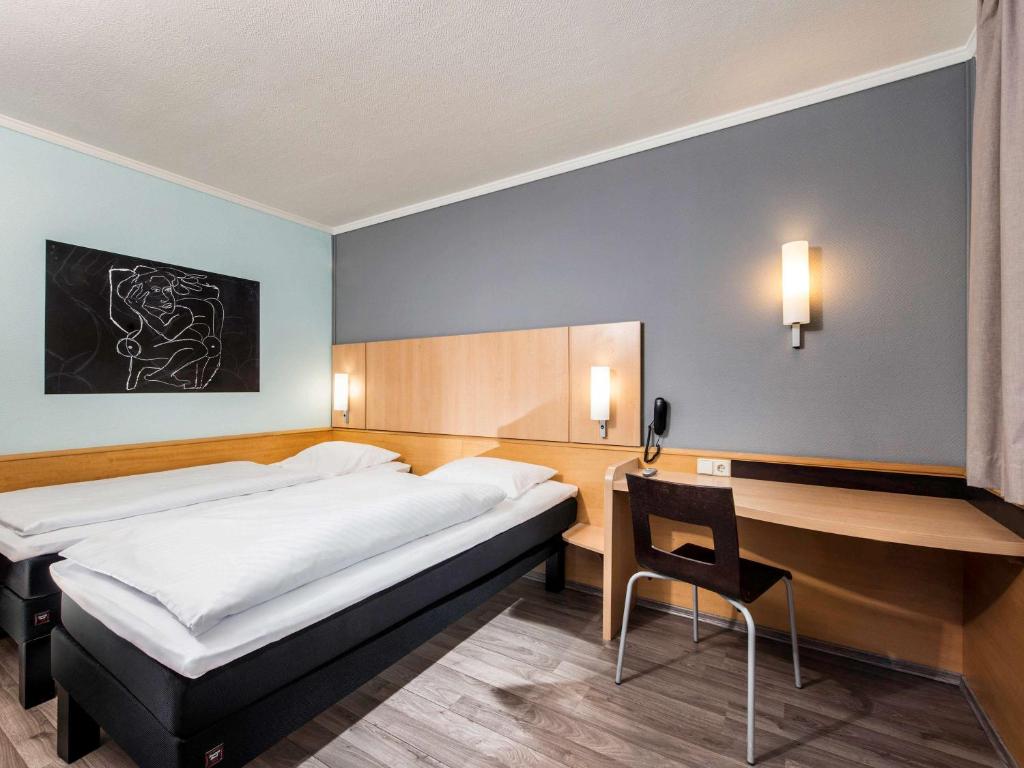 Ένα ή περισσότερα κρεβάτια σε δωμάτιο στο ibis Hotel Eisenach