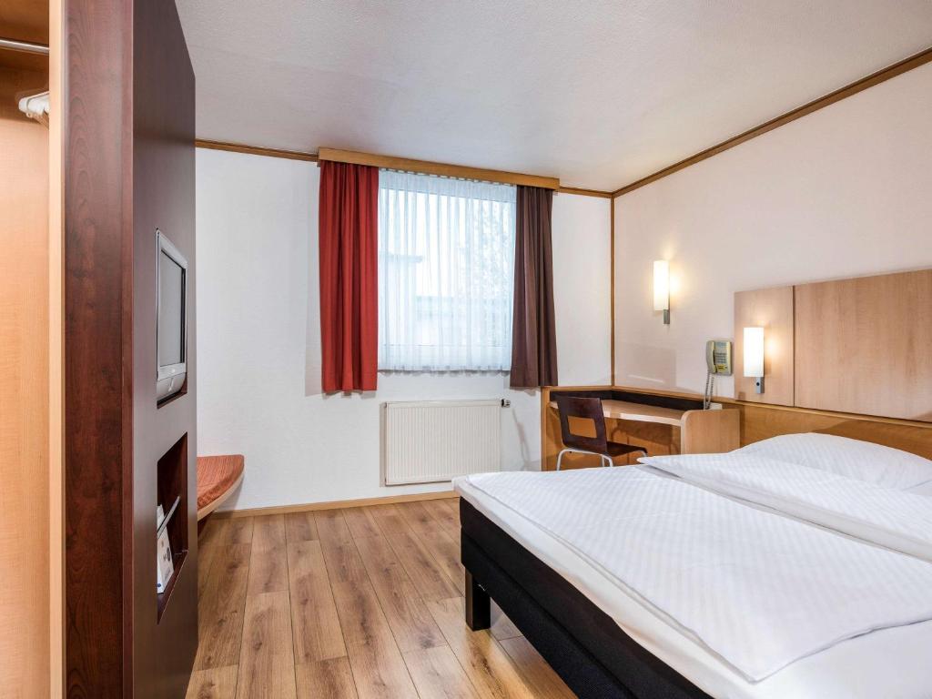 Ένα ή περισσότερα κρεβάτια σε δωμάτιο στο ibis Hotel Eisenach