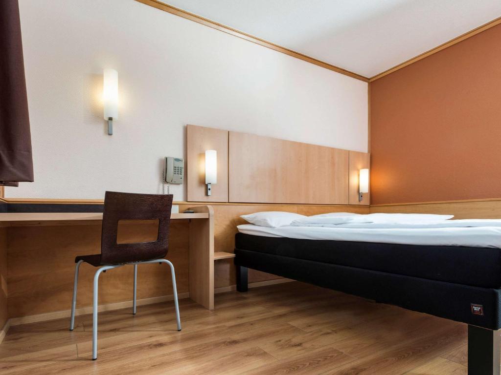 Ένα ή περισσότερα κρεβάτια σε δωμάτιο στο ibis Hotel Eisenach
