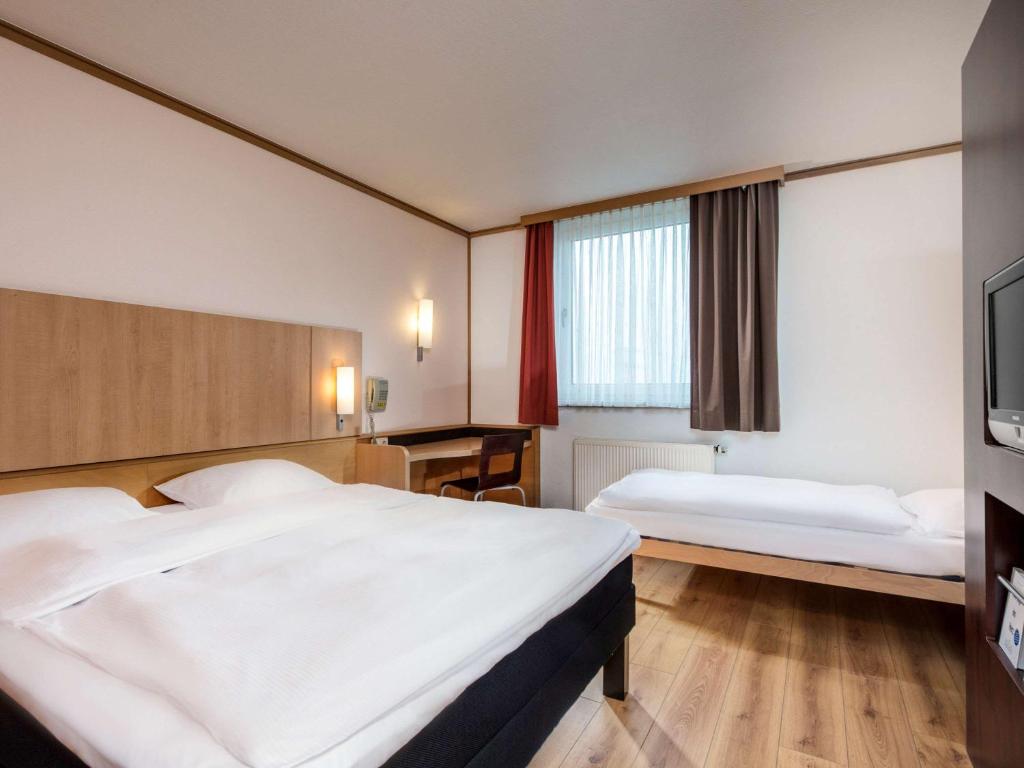 Ένα ή περισσότερα κρεβάτια σε δωμάτιο στο ibis Hotel Eisenach