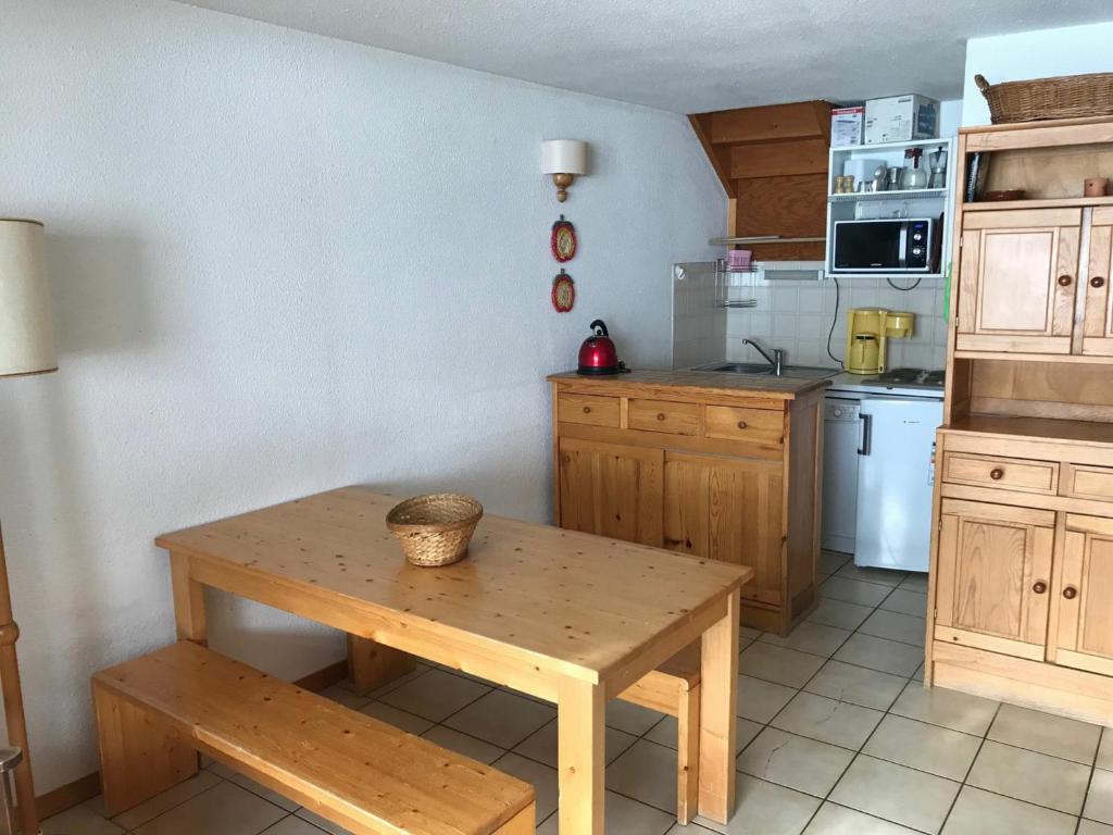 Appartement Montgenèvre, 3 pièces, 6 personnes - FR-1-445-50にあるキッチンまたは簡易キッチン