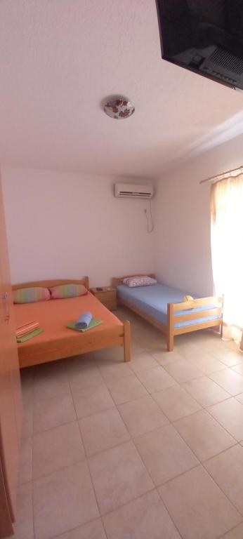 Posteľ alebo postele v izbe v ubytovaní Apartmani Stojanović
