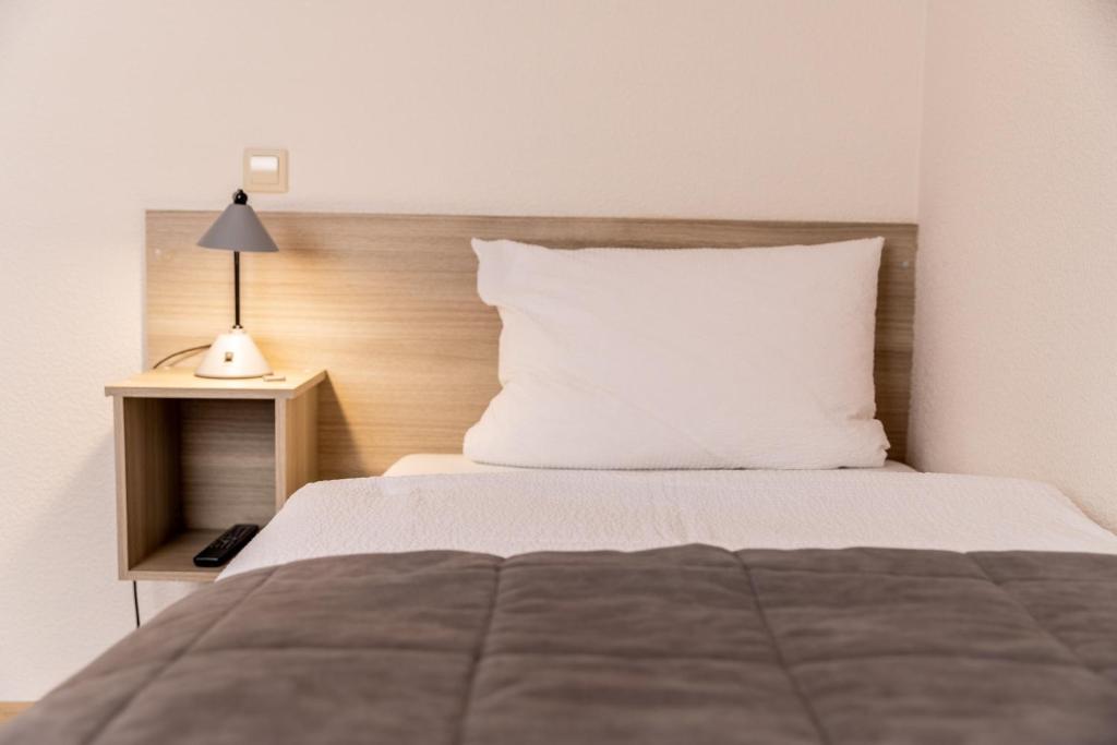 Postel nebo postele na pokoji v ubytování Hotel zur Post Ochsendorf