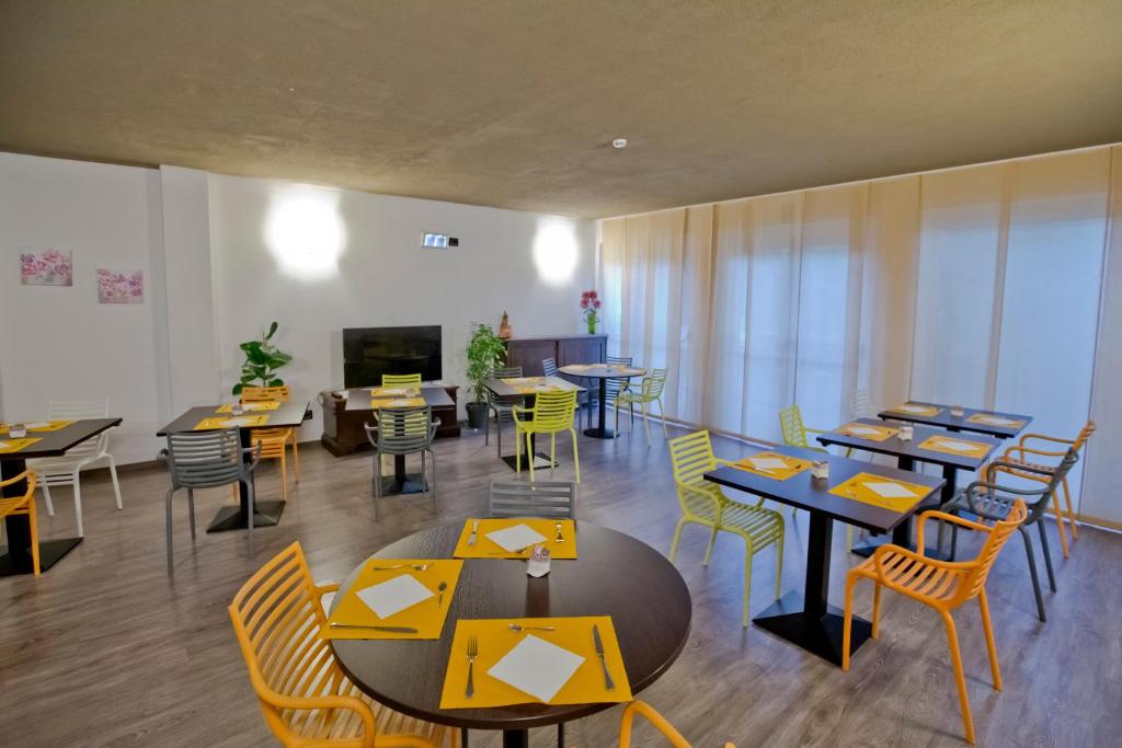 TV a/nebo společenská místnost v ubytování Hotel Lago di Como