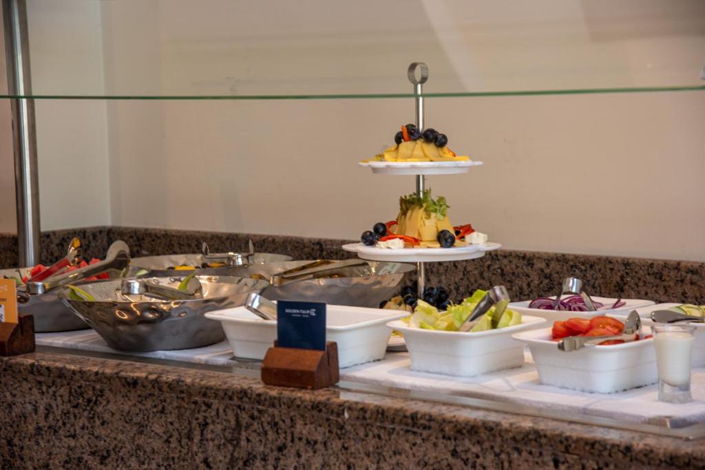 Makanan di atau di tempat lain dekat hotel