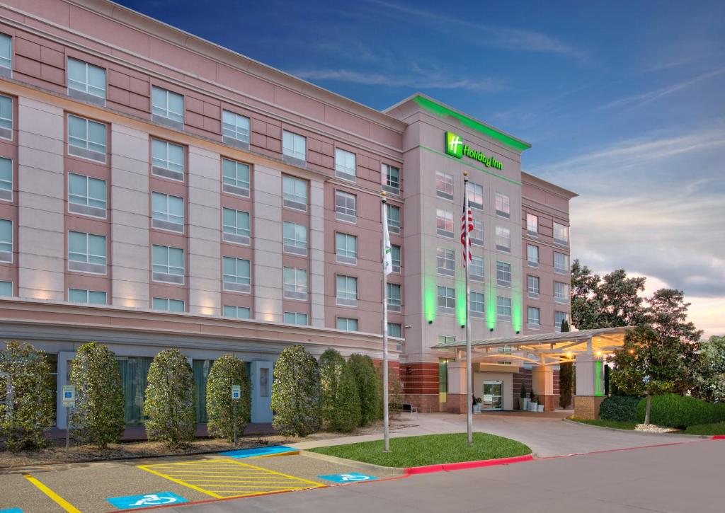 un hotel con un cartel en la parte delantera en Holiday Inn Dallas - Fort Worth Airport South, an IHG Hotel en Euless