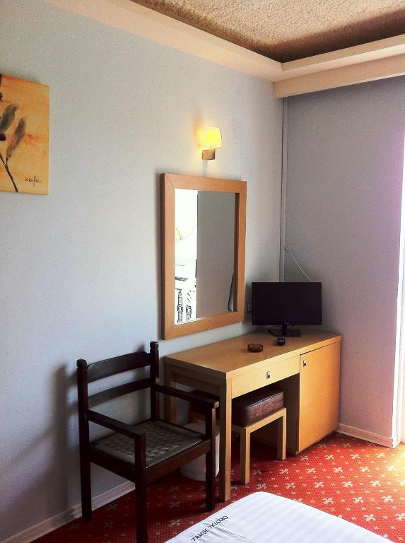 Televízia a/alebo spoločenská miestnosť v ubytovaní Zante Vista Villas