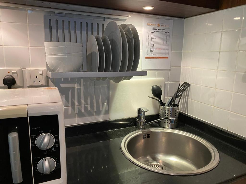 A cozinha ou cozinha compacta de Phoenix Plaza Hotel Apartments