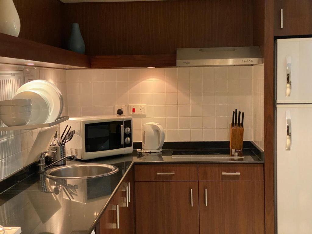A cozinha ou cozinha compacta de Phoenix Plaza Hotel Apartments