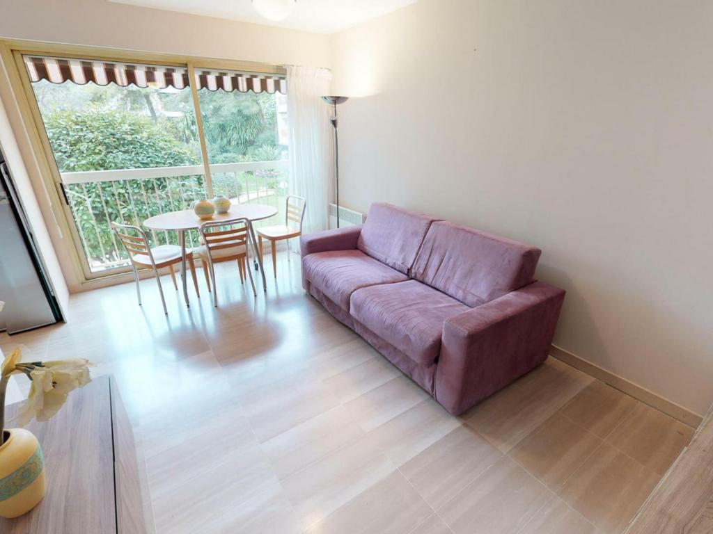 - un salon avec un canapé violet et une table dans l'établissement Studio Menton, 1 pièce, 3 personnes - FR-1-196-224, à Menton