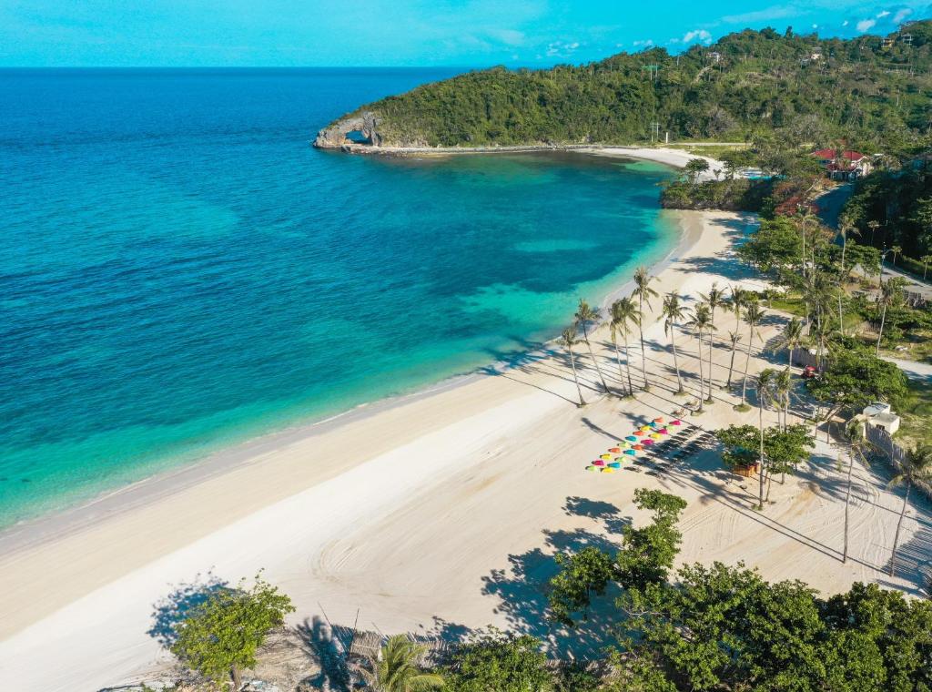 uma vista aérea de uma praia com palmeiras e do oceano em Belmont Hotel Boracay em Boracay