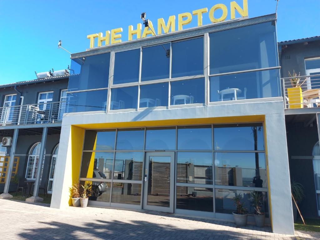un edificio con un cartel que lee el Hampton en The Hampton Exclusive Guesthouse, en East London
