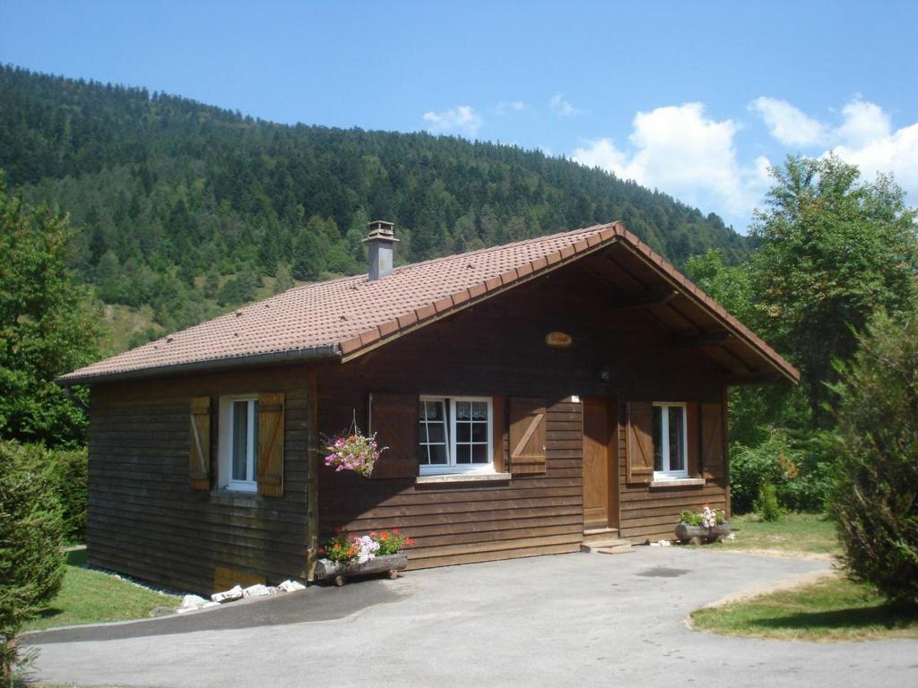 a small wooden cabin in the middle of a forest at Gîte La Bresse, 3 pièces, 4 personnes - FR-1-589-130 in La Bresse