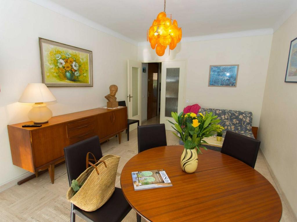 ein Wohnzimmer mit einem Holztisch und einem Esszimmer in der Unterkunft Appartement Menton, 2 pièces, 4 personnes - FR-1-196-222 in Menton