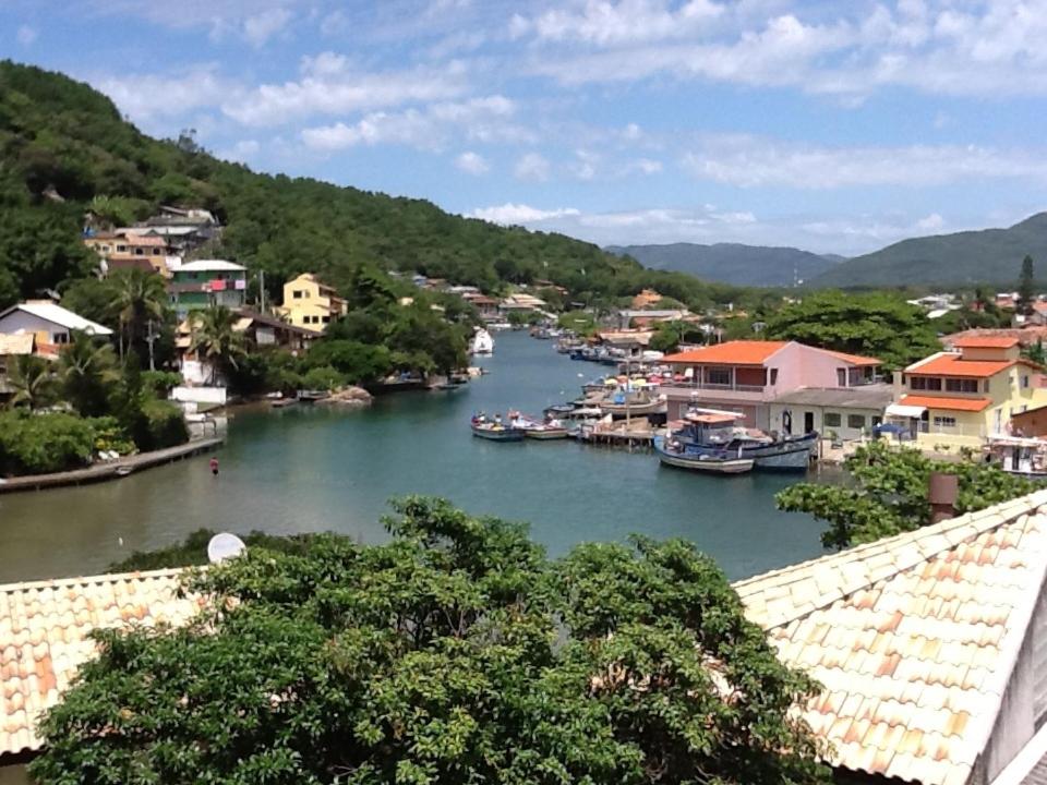 vistas a un río con barcos en una ciudad en Casa Floripa na Barra da Lagoa, en Florianópolis